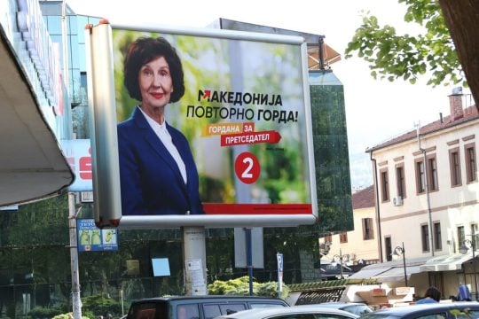 «Μακεδονία περήφανη ξανά». Προεκλογική αφίσα της προεδρικής υποψήφιας του ΒΜΡΟ τον περασμένο Απρίλιο στα Μπίτολα